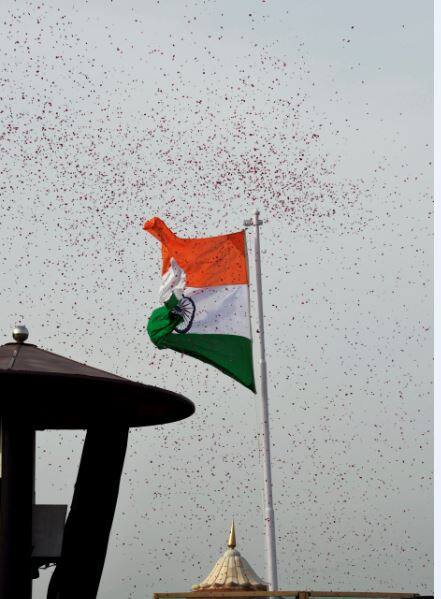 नई दिल्ली में फहराए गए एक तिरंगे से बरसते ये फूल किसी का भी दिल जीत लें.