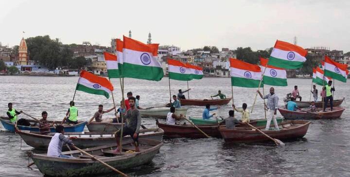 भोपाल के मछुआरों ने नदी में तिरंगा फरहाकर मनाया आजादी का जश्न.