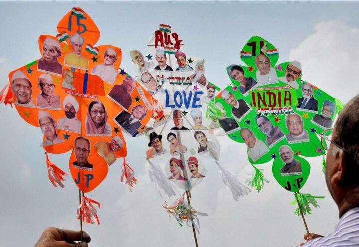 अमृतसर से आई इस तस्वीर में पंतग बनाने वाले ने कुछ ऐसी पतंगें बनाई है जिनमें आजादी के लिए कुर्बानी देने वालों से लेकर देश के प्रधानमंत्रियों और राष्ट्रपतियों की तस्वीरें लगी है.