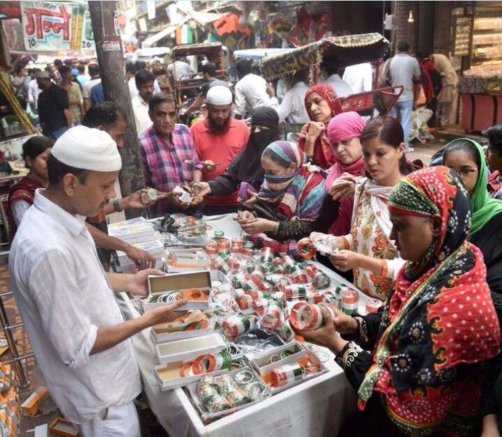 दिल्ली में आजादी के जश्न के लिए तिरंगे के रंग में रंगी चीजे खरीदती महिलाएं.