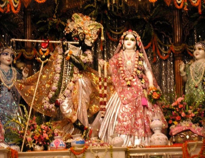 वृंदावन के तीन मंदिरों में दिन में ही किया जाता है भगवान कृष्ण का अभिषेक Lord Krishnas Anointing Is Done In Three Temples Of Vrindavan In A Day वृंदावन के तीन मंदिरों में दिन में ही किया जाता है भगवान कृष्ण का अभिषेक