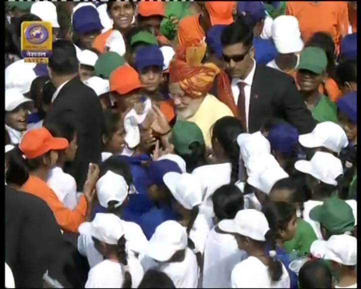 पीएम की सुरक्षा में लगे एसपीजी के बीच में आने के बावजूद बच्चे पीएम से दूर जाने को तैयार नहीं थे.