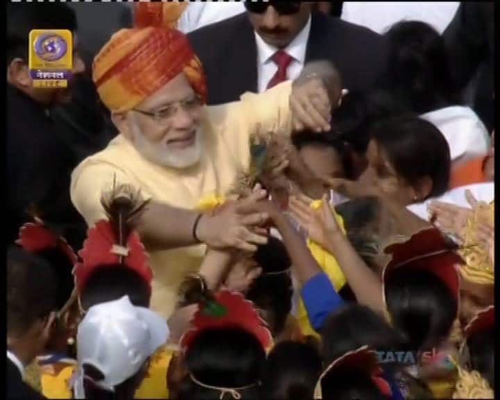 देश आज अपना 71वां स्वतंत्रता दिवस मना रहा है. इस मौके पर लाल किले की प्राचीर से प्रधानमंत्री नरेंद्र मोदी ने तिरंगा झंडा फहराया और अब देश को संबोधित करते हुए आतंकवाद, भ्रष्टाचार, नोटबंदी, जीएसटी और तीन तलाक का जिक्र किया. पीएम मोदी ने अपने भाषण की शुरूआत में ही गोरखुपर मेडिकल कॉलेज में हुए 36 बच्चों की मौत पर दुख भी जताया. पीएम मोदी ने लाल किले से कुल 55 मिनट तक भाषण दिया जिसमें उन्होंने 2022 तक 'न्यू इंडिया' बनाने के संकल्प पर जोर दिया. 