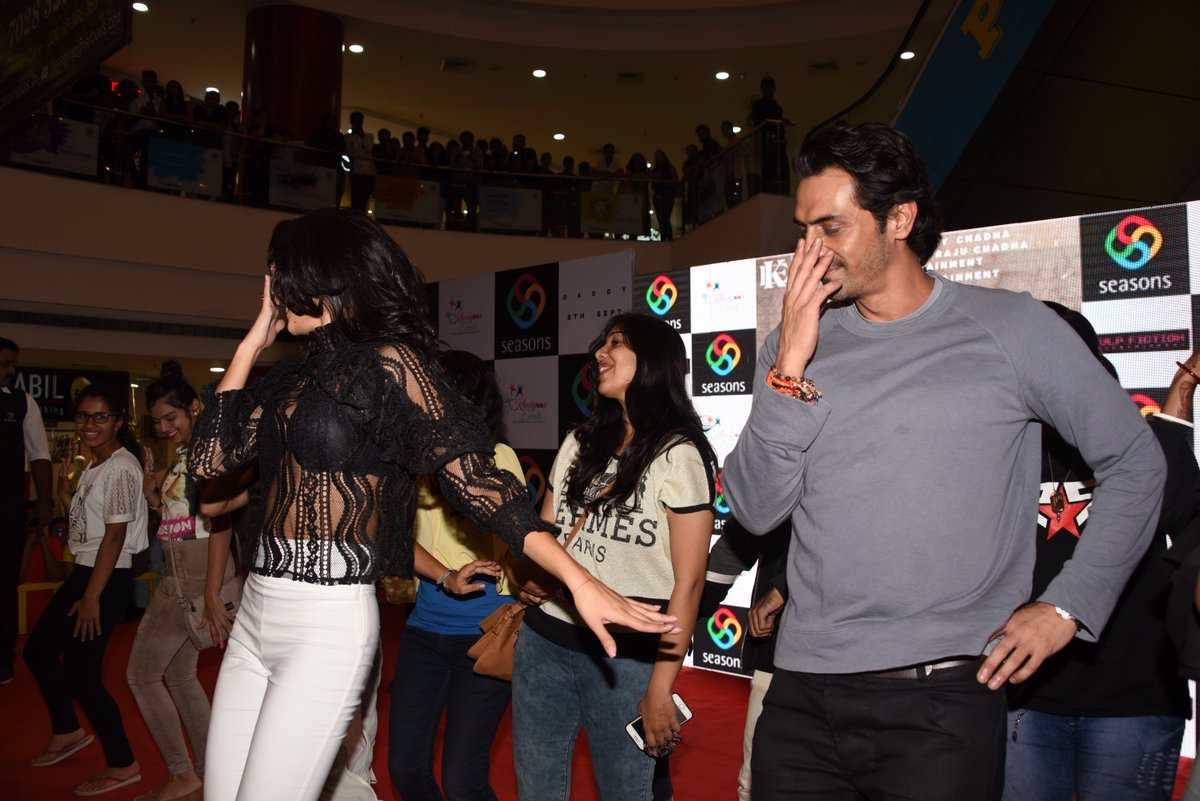 इसी मुलाकात के दौरान उन्होंने फिल्म के लिए उनकी इजाजत भी ली थी. 