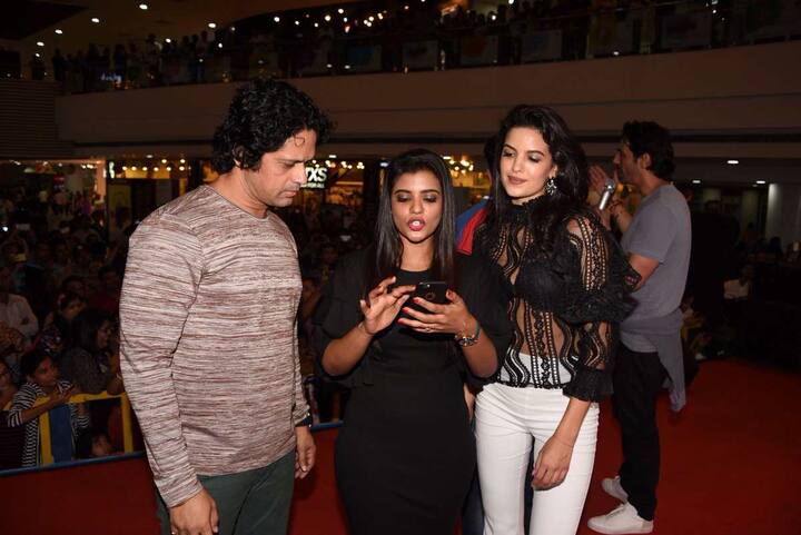 वहीं फिल्म में जिंदगी ना मिलेगी दोबारा के फरहान अख्तर भी अहम भूमि का में नजर आएंग. 