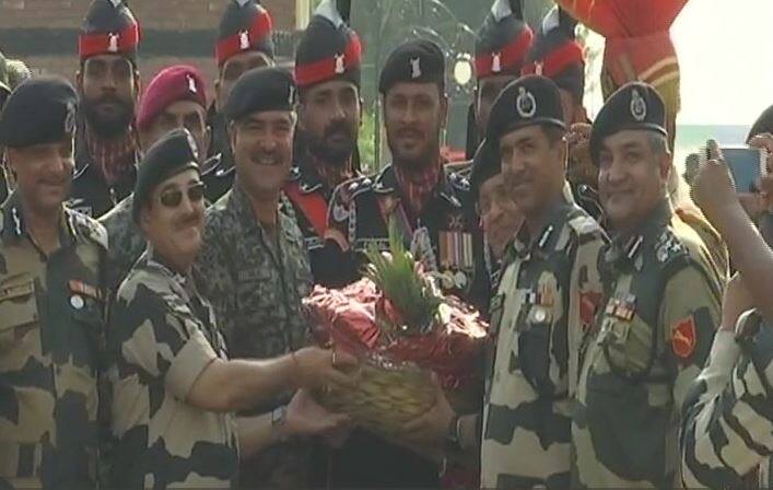 India Pakistan Border Guards Exchange Sweets And Greetings At Attari Wagah Border स्वतंत्रता दिवस : भारत, पाकिस्तान बॉर्डर पर जवानों ने एक-दूसरे को बांटी मिठाईयां