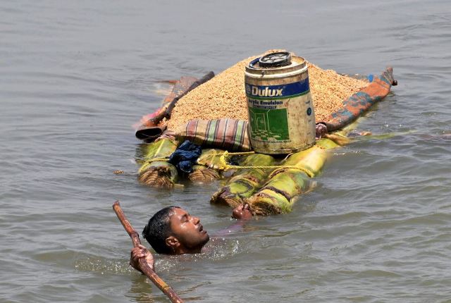 बिहार के 13 जिलों में बाढ़ से भारी तबाही, मरने वालों की संख्या बढ़कर 56 पहुंची