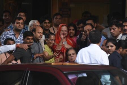 हॉस्पिटल से डिस्चार्ज होने के बाद की तस्वीरें भी हमने आपको दिखाई थीं.