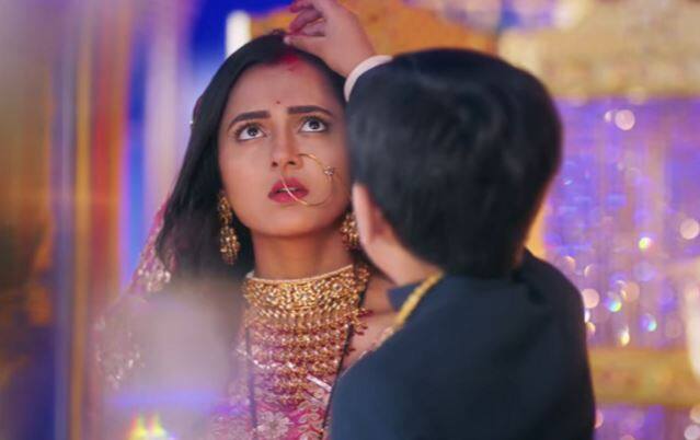 बता दें कि यह सीरियल में ऐसी कहानी को दिखाया गया है जिसमें 9 साल का एक लड़का एक 18 साल की लड़की से शादी कर लेता है. सीरियल की कहानी में जो शादी होती हैं, वह न तो प्यार के चलते होती है न ही किसी समझौते के चलते बल्कि वह उस लड़की के जरिए उस लड़के के पिता को मरते समय दिए गए वचन के जरिए होती है. लड़की उस लड़के का जिन्दगी भर के लिए पहरेदार बनने का वादा उस लड़के के पिता से मरते समय करती है.