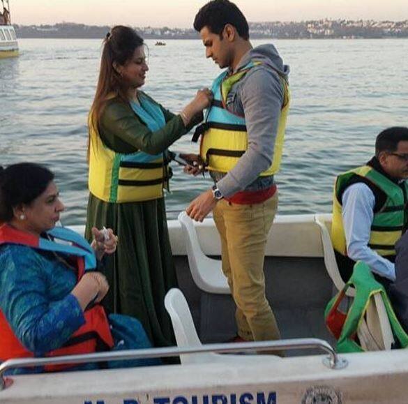  छोटे पर्दे के स्टार कपल में शुमार दिव्यांका त्रिपाठी और विवेक दहिया के लिए मानो हॉलीडे कभी खत्म होने का नाम ही नहीं ले रहा. हाल ही में अपनी शादी की पहली सालगिरह के मौके पर हॉलीडे पर गए थे.