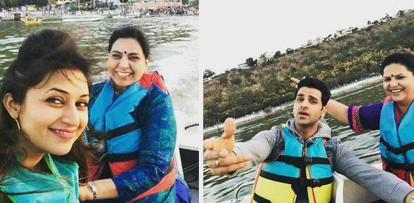  दिव्यांका ने अपना ग्रैंड हॉलीडे पिकनिक अपने पैरेंट्स और अपने इन-लॉज़ के साथ मनाया. त्रिपाठी और दहिया परिवार को भोपाल में पिकनिक एंजॉय करते स्पॉट किया गया है. 