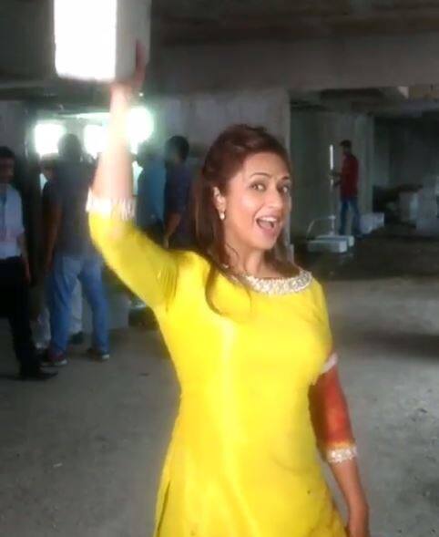 दिव्यांका ने इस वीडियो के साथ कुछ तस्वीरों को भी इंस्टाग्राम पर शेयर किया है. ...and we are not made of thermocol???????? #BuildingBlocks #AutoclavedAeratedConcrete A post shared by Divyanka Tripathi Dahiya (@divyankatripathidahiya) on Aug 14, 2017 at 3:05am PDT 