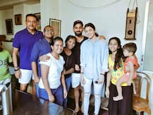 टेस्ट में जीत मिलने पर SL पहुंची अनुष्का शर्मा, कोहली, शास्त्री और फैंस संग खिंचवाई तस्वीर