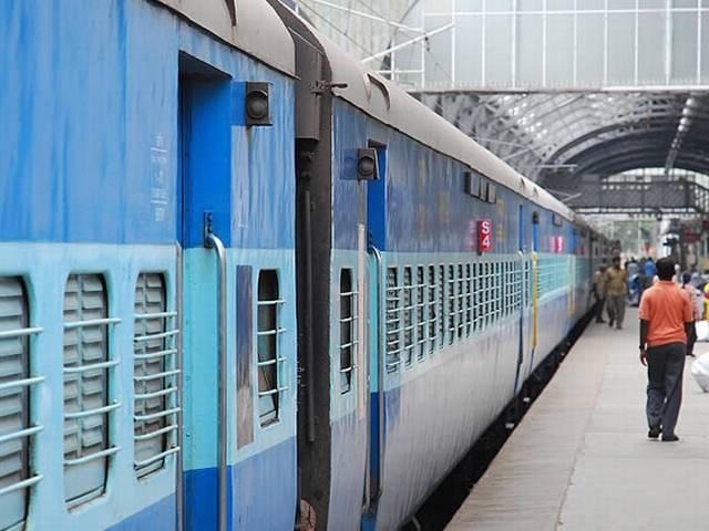 North Eastern Railways will install ‘panic button’ in trains for women safety महिला सुरक्षा के लिए ट्रेनों में लगेंगे 'पैनिक बटन', महिला RPF की भी होगी तैनाती