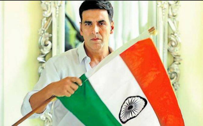 अक्षय कुमार ने सोशल मीडिया पर वीडियो शेयर कर फैंस को स्वतंत्रता दिवस की बधाई दी है. वीडियो में अक्षय बता रहे हैं कि वे अभी ब्रिटेन में हैं और जश्न-ए-आजादी मना रहे हैं. वीडियो की दिलचस्प बात यह है कि अक्षय इसमें साइकिल चला रहे हैं. साइकिल चलाते-चलाते वीडियो के अंत में वे गिर पड़ते हैं. Coincidentally shooting 2day in the same country v got our freedom from & its sucha liberating feeling,Happy I-Day.Pls don't try this @ home pic.twitter.com/VxGr98AhYa— Akshay Kumar (@akshaykumar) August 15, 2017