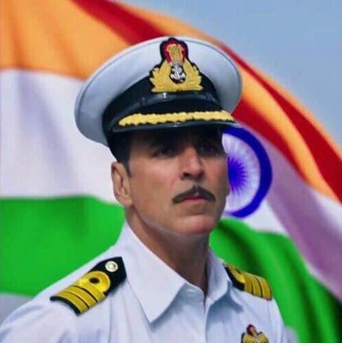 एक दूसरे ट्वीट में अक्षय ने जवानों के साथ फोटो शेयर करते हुए कहा, 'उन्होंने अपने आने वाला कल को हमारे आज के लिए दे दिया. काफी कुछ किया जा चुका है, लेकिन अभी बहुत कुछ किये जाने की जरुरत हैं.' We owe them a lot & this is the least we can do..support our soldiers by contributing how much ever you can to #BharatKeVeer @rajnathsingh pic.twitter.com/C3TKuMNo3E— Akshay Kumar (@akshaykumar) August 16, 2017
