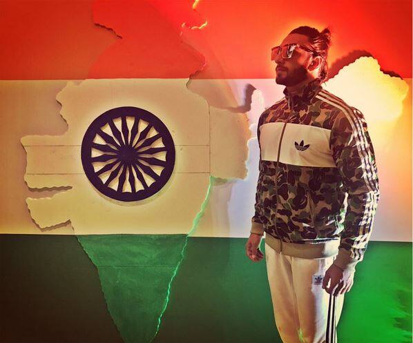 रनवीर सिंह ने ट्विटर के जरिए स्वतंत्रता दिवस के मौके पर शुभकामना संदेश देते हुए अपना एक फोटो शेयर किया. इसके साथ ही उन्होंने देश पर गर्व जताते हुए जय हिंद भी लिखा.