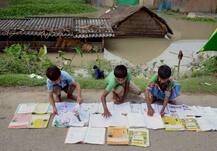 बिहार में बाढ़ का कहर: अबतक 72 की मौत, पानी घटा पर मुश्किलें जस की तस