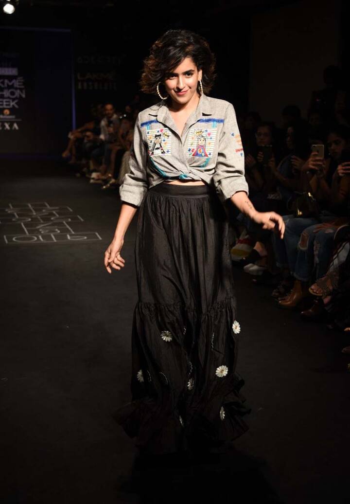सान्या का रैंप पर ये डेब्यू था और यहां पर वो फुल कॉन्फिडेंस में नज़र आईं.