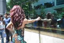 अपनी फिल्म के प्रमोशन के दौरान फ्लोरोसेंट ड्रेस में पहुंचीं जैकलीन