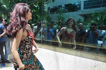 अपनी फिल्म के प्रमोशन के दौरान फ्लोरोसेंट ड्रेस में पहुंचीं जैकलीन