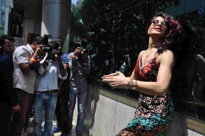 वीडियो में, जैकलीन सिद्धार्थ को अपने साथ पार्टी में जुड़ने के लिए इनवाइट कर रही है.