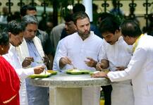 जब बेंगलुरू में इंदिरा कैन्टीन की जगह राहुल गांधी बोल गए ‘अम्मा कैन्टीन’