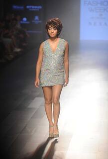 Lakmé Fashion Week day 1: सिल्वर में सयानी गुप्ता ने रैंप पर किया Shine