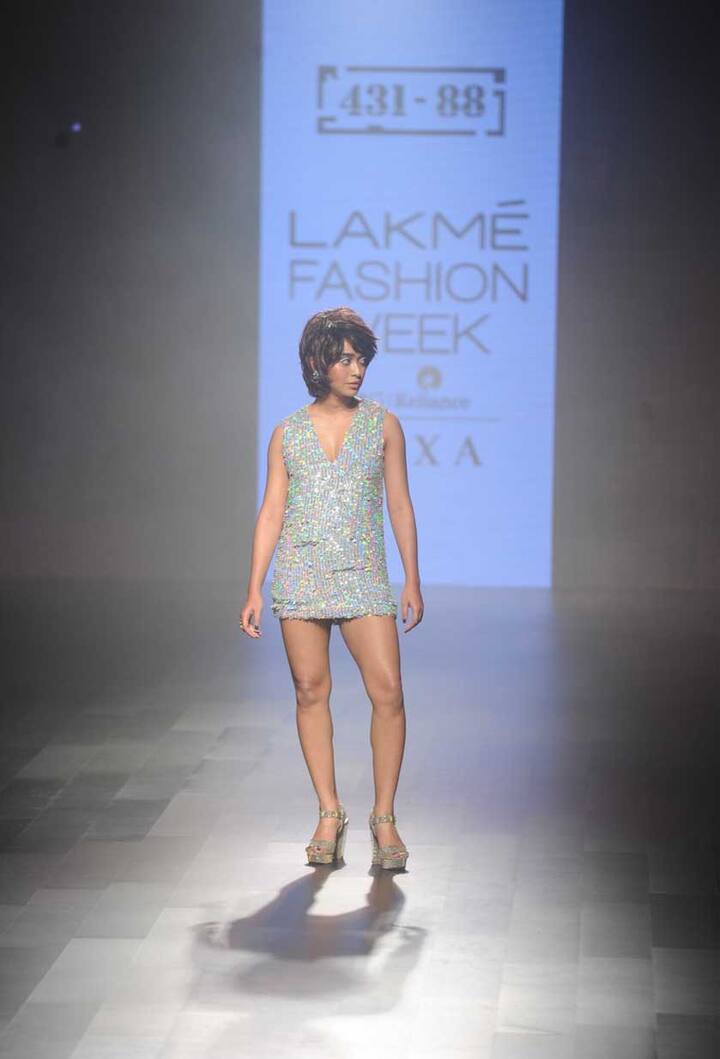 सयानी सिल्वर ड्रेस और हाई हील्स में नज़र आईँ. (Photo: Manav Mangalani)