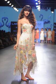 लैक्मे फैशन वीक 2015 के दौरान दिखा दिशा का जलवा!