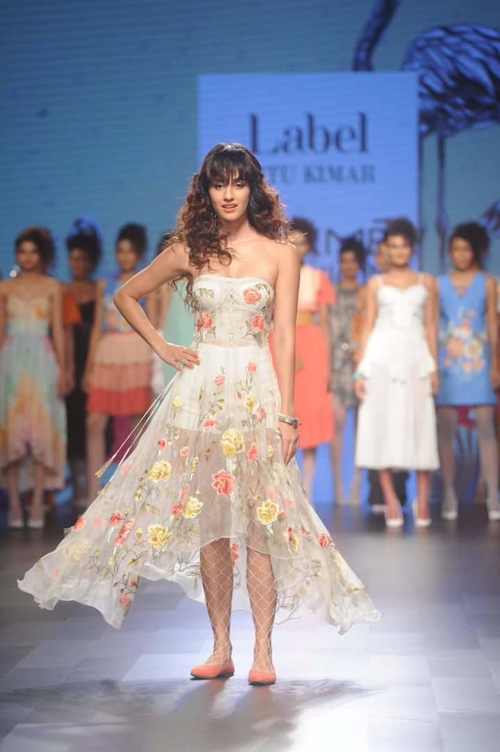 दिशा इन दिनों अभिनेता टाइगर श्रॉफ को डेट कर रही हैं. इसकी वजह से भी ये अभिनेत्री चर्चा में रहती हैं.