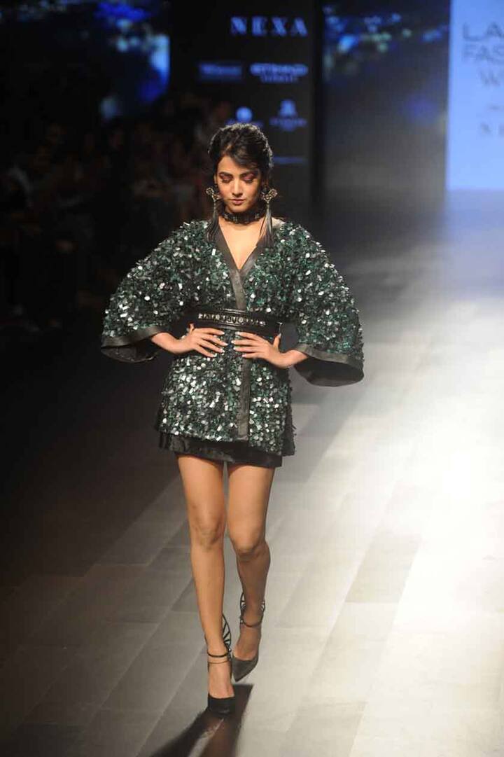 बता दें कि सोनल चौहान ने बॉलीवुड में इमरान हाशमी के साथ फिल्म जन्नत से डेब्यू किया था. इस फिल्म में इन्हें काफी पसंद किया गया था.