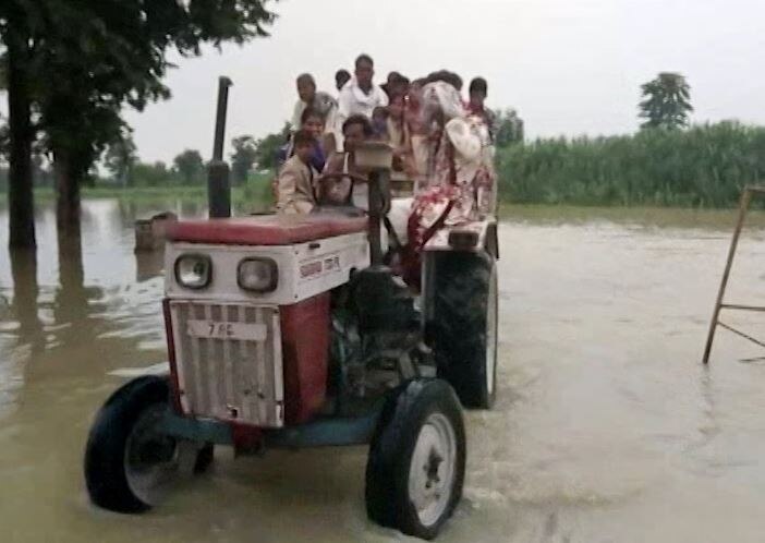 Up Heavy Rainfall Causes Floods In Bahraich Groom Reached Banquet Hall On Tractor यूपी: बहराइच में बाढ़ में फंस गई बारात, ट्रैक्टर पर मंडप पहुंचा दूल्हा