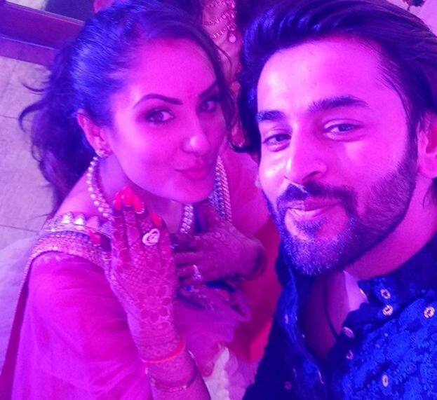 पूजा ने अपनी सगाई की तस्वीरों को इंस्टाग्राम पर शेयर किया है. @banerjeepuja @kunalrverma engagement ceremony going on ???????????? May God bless this beautiful couple ❤???????? #kunalverma #pujabanerjee #engagement A post shared by Nabila (@puja_fanclub) on Aug 16, 2017 at 10:42am PDT