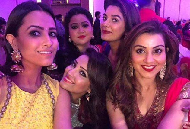 बता दें कि मशहूर टीवी स्टार्स भारती सिंह, अदा खान, अनीता हसनंदानी भी अमन और पूजा की सगाई में शामिल होने पहुंचे थे. Full on masti going on ???????? @banerjeepuja @kunalrverma #engagement ???? A post shared by Nabila (@puja_fanclub) on Aug 16, 2017 at 10:58am PDT