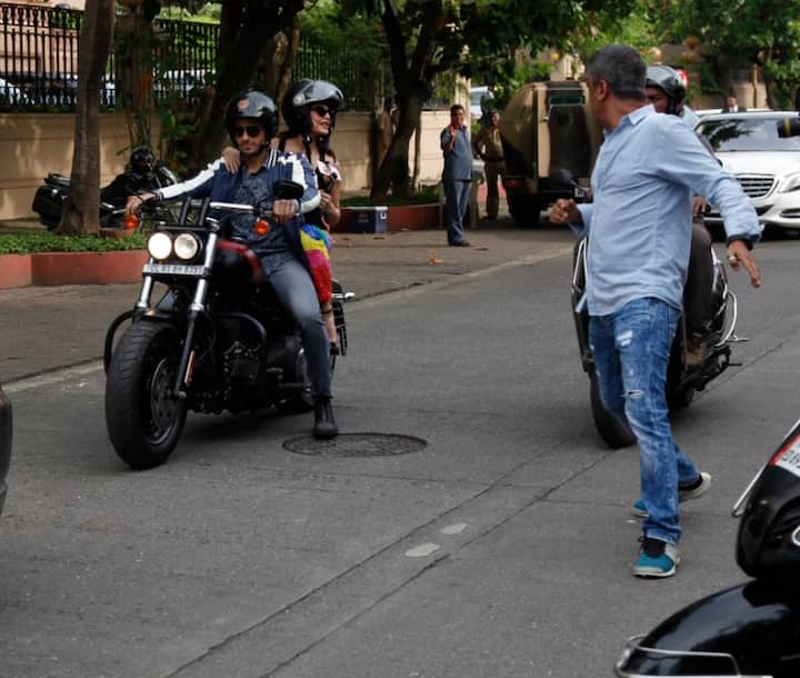 वहीं सिद्धार्थ ने बताया था, “मैंने भी उनके साथ रोमांस सीन करने का लुत्फ उठाया. वह बहुत ही एनर्जेटिक हैं और मुझे उनसे जलन थी कि वह कैसे अपने लंबे कार्यक्रमों के बावजूद खुद को इतनी ऊर्जा से भरपूर रख पाती हैं.”