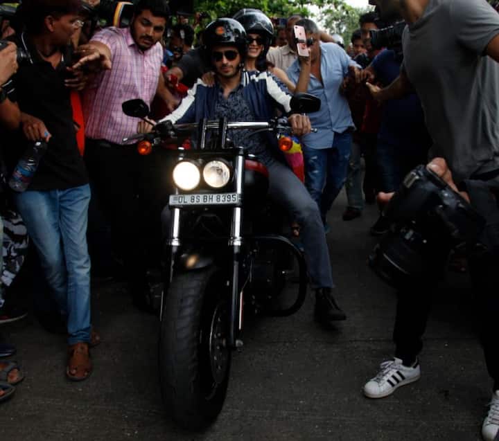 जैकलिन ने कहा था, “यह पहली बार है कि जब मैंने असली बंदूक के साथ शूट किया है और यह एक अच्छा अनुभव रहा. मुझे यह अच्छा लगा. मैं हमेशा से ऐक्शन फिल्में करना चाहता थी. लेकिन लड़कियों को आसानी से इस तरह के मौके नहीं मिलते. अंतत: यह फिल्म की कहानी थी, जिसमें मेरे किरदार को मारधाड़ वाले दृश्य करने ही थे.” आगे देखें फिल्म का ट्रेलर...