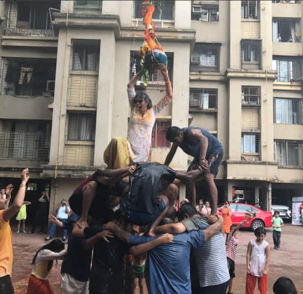 कविता ने ‘दही हांडी’ उत्सव की ये तस्वीरें अपने सोशल मीडिया अकाउंट के जरिए शेयर की हैं. तस्वीर: (इंस्टाग्राम)