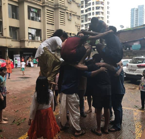 कविता ने ‘दही हांडी’ उत्सव की ये तस्वीरें अपने सोशल मीडिया अकाउंट के जरिए शेयर की हैं. तस्वीर: (इंस्टाग्राम)