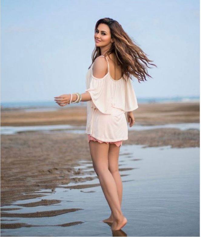  सना का हाल ही में अक्षय कुमार की फिल्म 'टॉयलेट एक प्रेम कथा' में देखा गया है. 