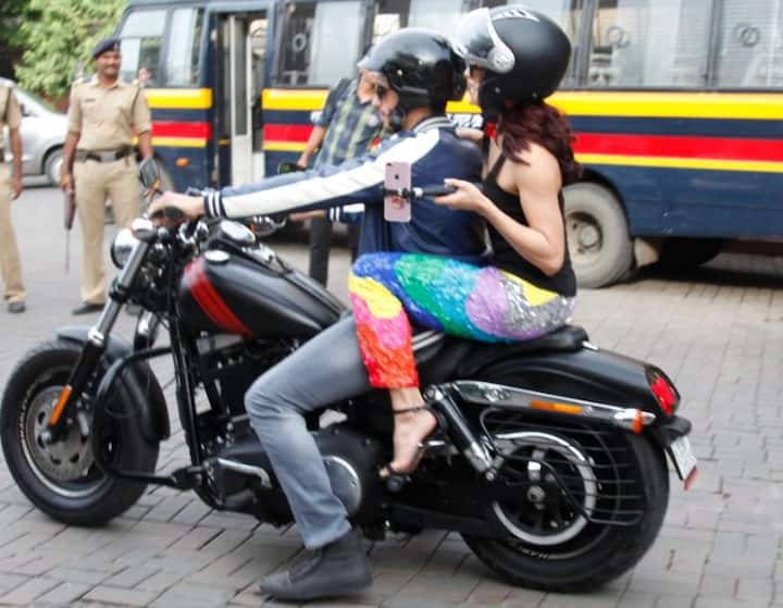 आपको यह भी बता दें कि फिल्म में सुनील शेट्टी भी महत्वपुर्ण भूमिका में हैं.