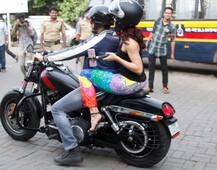 PICS : \'ए जेंटलमैन\' के प्रमोशन के लिए बाइक की सवारी करते दिखे जैकलीन-सिद्धार्थ