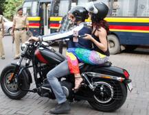 PICS : \'ए जेंटलमैन\' के प्रमोशन के लिए बाइक की सवारी करते दिखे जैकलीन-सिद्धार्थ