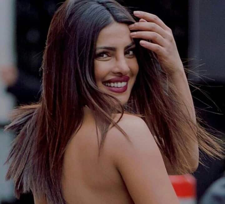 उन्होंने इस वीडियो को शेयर करते हुए लिखा, #MyHeartBelongsIndia #JaiHind. लेकिन अब अभिनेत्री के पहनावे को लेकर उन्हें ट्रोल किया जा रहा है. कई यूजर्स वीडियो पर कमेंट करते हुए प्रियंका को सुझाव दे रहे हैं कि उन्हें इस मौके पर ट्रेडिशनल ड्रेस पहनना चाहिए था. यहां देखें वीडियो... Independence Day #Vibes ????????#MyHeartBelongsToIndia #happyindependencedayindia #jaihind A post shared by Priyanka Chopra (@priyankachopra) on Aug 14, 2017 at 6:17pm PDT 