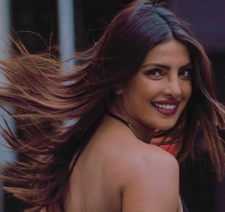 बता दें कि इस वीडियो में प्रिंयका व्हाइट टॉप और जींस पहनी हुई हैं और गले में पहने तिरंगे जैसे दुपट्टे को लहराते हुए दिख रही हैं. ट्रोलर्स इस वीडियो पर तरह-तरह के कमेंट्स कर रहे हैं. 