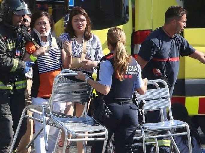 Barcelona Terrorist Attack Leaves 13 Dead Van Strikes Crowd स्पेन के बार्सिलोना में आतंकी हमलाः 13 लोगों के मारे जाने की खबर