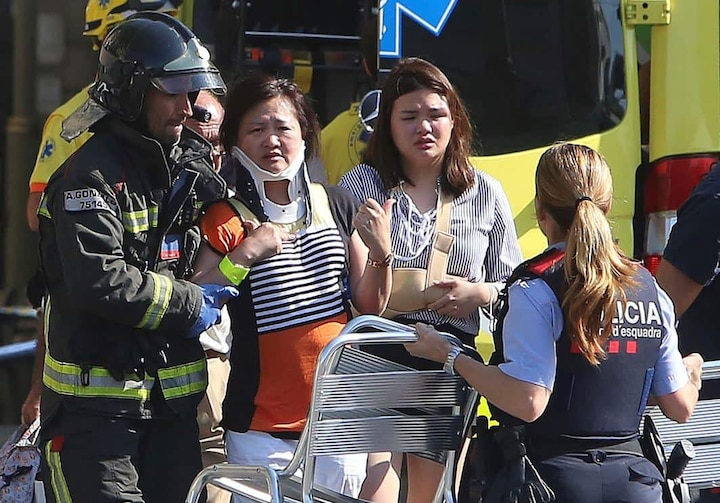 Spain 13 Persons Was Killed When A Man Ploughed A Van Into A Group Of People In Barcelona स्पेन: दो शहरों में आतंकी हमले, वैन से कुचलकर 13 की मौत, 100 से ज्यादा घायल