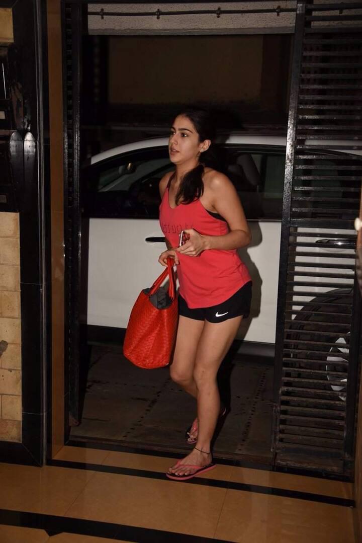 अपनी आने वाली फिल्म के अदाकारा, सुशांत से मुलाकात के लिए सारा ने ऑरेंज टॉप और ब्लैक शॉट्स पहन रखे थे.