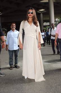 मुंबई एयरपोर्ट पर कैमरे में कैद हुईं प्रियंका चोपड़ा!