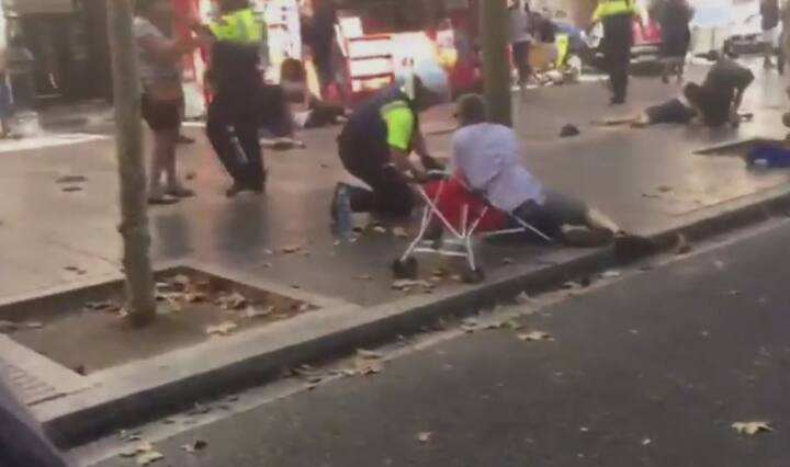 स्थानीय निवासी टॉम गुलेर ने कहा कि उन्होंने बौलेवर्ड से लगी सड़क पर तेज गति से एक वाहन को जाते हुए देखा. उन्होंने कहा, ‘‘यह बिल्कुल नहीं रूका. यह सीधे रमब्लास के मध्य में भीड़ की ओर जा रहा था. ’’